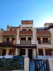 マルサ・マトルーフにあるTown House in Andalusia Villageの前に柵がある建物