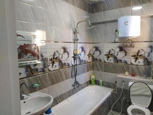 マルサ・マトルーフにあるTown House in Andalusia Villageの浴槽、洗面台、トイレを備えたバスルーム