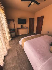 Μια τηλεόραση ή/και κέντρο ψυχαγωγίας στο Casa Marassi Holbox +32 φωτογραφίες