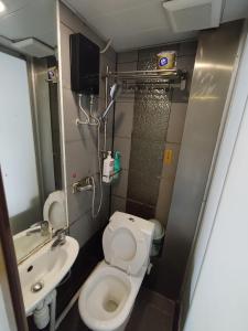 Koupelna v ubytování 旺角核心 步行3-5分钟到地铁 1-3人温馨房 免费高速WiFi Mong Kok Heart 3-5min Walk to MTR Cozy 1-3P Room Free High-Speed WiFi
