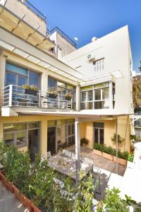 アテネにあるVilla Oliviaのバルコニー付きの家のイメージ