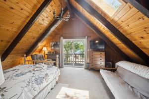 グローブランドにあるLakefront Cozy Cabin on the Coveのログキャビン内のベッドルーム(ベッド付)