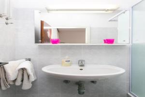 Ένα μπάνιο στο Guest House Zec - Double or Twin Room with Balcony and Sea View-2