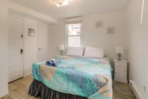 Un dormitorio con una cama con una manta colorida. en Hidden Gem 2 Bedroom 2 Bathroom Condo steps to the Beach!, en Seaside Heights 22 fotos más