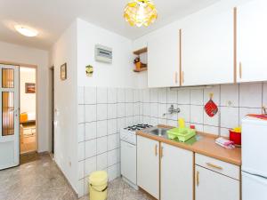 O bucătărie sau chicinetă la Apartments Aneli - One Bedroom Apartment with Terrace and Sea View A3