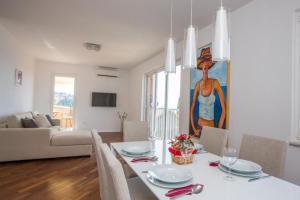 Μια τηλεόραση ή/και κέντρο ψυχαγωγίας στο Apartments Nina - Two-Bedroom Apartment with Balcony and Sea View Ora ac