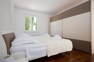 Ένα ή περισσότερα κρεβάτια σε δωμάτιο στο Apartments Nina - Two-Bedroom Apartment with Balcony and Sea View Ora ac