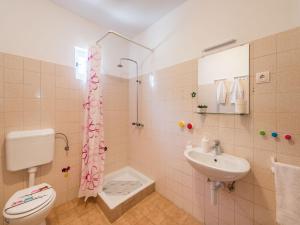 Ένα μπάνιο στο Apartment Hope ST - Two Bedroom Apartment with Balcony +37 φωτογραφίες