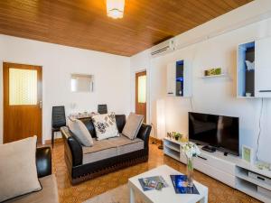 Μια τηλεόραση ή/και κέντρο ψυχαγωγίας στο Apartment Hope ST - Two Bedroom Apartment with Balcony