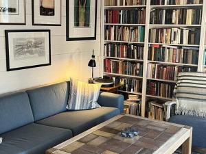 Posezení v ubytování 8 person holiday home in LARVIG