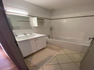 Ένα μπάνιο στο Villa in France with Private Pool & Garden +6 φωτογραφίες