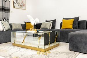 AM Apparts Suite Jacuzzi的休息区
