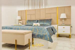 BelasAM Apparts Suite Jacuzzi的一间卧室配有一张特大号床和一把椅子