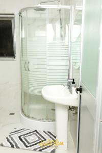 AM Apparts Suite Jacuzzi的一间浴室
