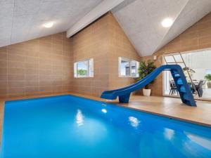 Kolam renang di atau dekat dengan 5 star holiday home in Bogense