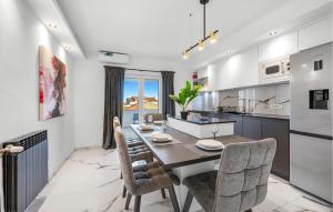 O bucătărie sau chicinetă la 1 Bedroom Nice Apartment In Vodice