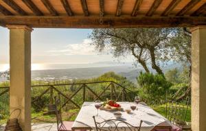 Una mesa con un plato de comida y copas de vino. en La Piana, en Mommio