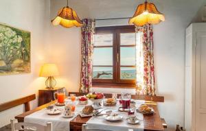 un comedor con una mesa con comida. en La Piana, en Mommio