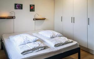 Postel nebo postele na pokoji v ubytování Awesome Apartment In Ulfborg With Sauna