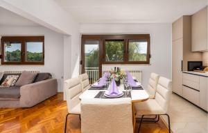 Χώρος καθιστικού στο Gorgeous Home In Slunj With Kitchen