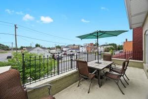 Μπαλκόνι ή βεράντα στο Walkable Historic District Riverview Escape