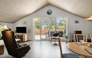 Μια τηλεόραση ή/και κέντρο ψυχαγωγίας στο Beautiful Home In Vestervig With Sauna