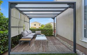 pérgola con sofá en una terraza de madera en Lovely Apartment In Murter With Wifi - Csv284, en Murter