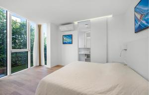 Habitación blanca con cama y ventanas grandes. en Lovely Apartment In Murter With Wifi - Csv284, en Murter