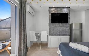 una camera da letto con tavolo e TV a parete di Stunning Apartment In Vodice a Vodice