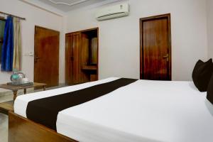 Postel nebo postele na pokoji v ubytování Hotel O Golden + 21 fotografií