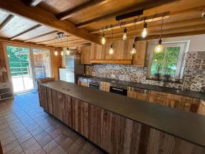 Η κουζίνα ή μικρή κουζίνα στο Spacious Chalet in Ovifat