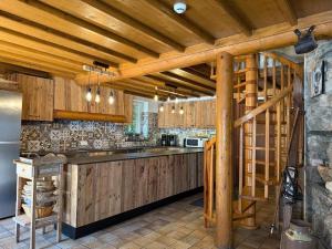 Η κουζίνα ή μικρή κουζίνα στο Spacious Chalet in Ovifat
