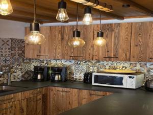 Η κουζίνα ή μικρή κουζίνα στο Spacious Chalet in Ovifat
