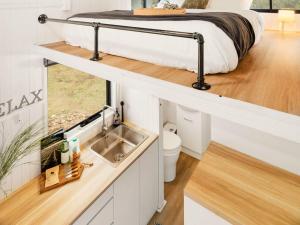 Postel nebo postele na pokoji v ubytování Bundaleer Tiny House 1 by Tiny Away