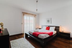 Photo de la galerie de l'établissement Deluxe Sea View Pool Villa, à Esposende