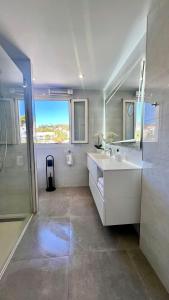 Kúpeľňa v ubytovaní KEYWISE Beachhouse OceanBlue Duplex de lujo en primera línea con vistas espectaculares , Solárium privado y piscina