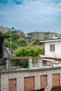 ein Blick auf eine Stadt mit Gebäuden und Bäumen in der Unterkunft Stay Hanyang - Foreigner only in Seoul