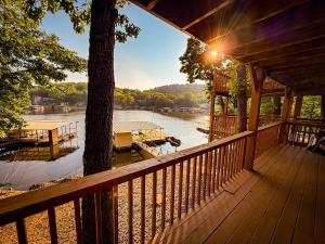 eine Veranda einer Hütte mit Seeblick in der Unterkunft Lakefront 4bd2badockgrilldecksfirepit-12pp in Camdenton