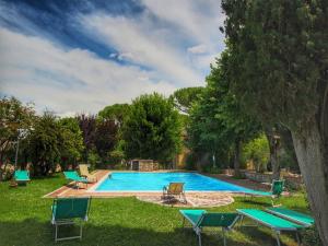 Πισίνα στο ή κοντά στο Apartment in a farmhouse with swimming pool +112 φωτογραφίες