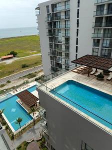 an overhead view of two swimming pools on a building at Apartamento nuevo con vista al mar, Santa Marta in Santa Marta