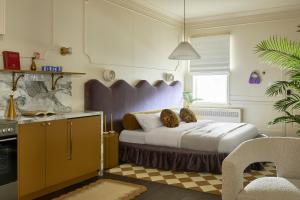 ストラトフォードにあるHotel Julieのテディベアが2体乗ったベッドのある寝室 +156枚の写真