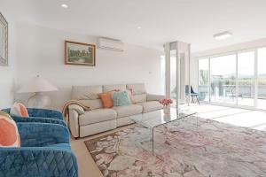 Χώρος καθιστικού στο Waterfront Stay at Nutgrove Beach