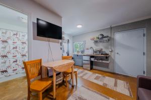 une salle à manger avec une table, des chaises et une télévision dans l'établissement Hilltop Cottage, à Panguitch 11 autres photos