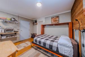 une chambre avec un lit avec une couverture à carreaux dans l'établissement Hilltop Cottage, à Panguitch