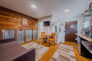 un salon avec un canapé et une cuisine dans l'établissement Hilltop Cottage, à Panguitch