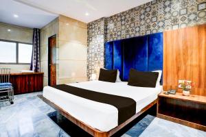 Voodi või voodid majutusasutuse Hotel O Shiv Sai Residency Lodging & Boarding toas