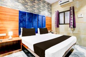 Voodi või voodid majutusasutuse Hotel O Shiv Sai Residency Lodging & Boarding toas