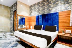 Voodi või voodid majutusasutuse Hotel O Shiv Sai Residency Lodging & Boarding toas