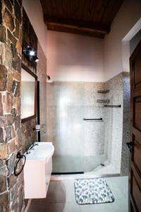 un baño con lavabo y ducha en cabañas vistas de Cafayate, en Cafayate
