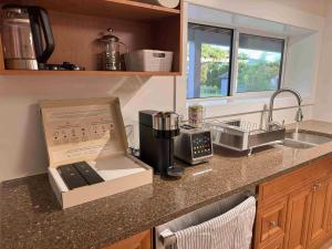 eine Kiste mit einer Kaffeemaschine auf einer Küchentheke in der Unterkunft Newly renovated 2-bedroom, 1-bathroom suite with private entrance in West Kelowna